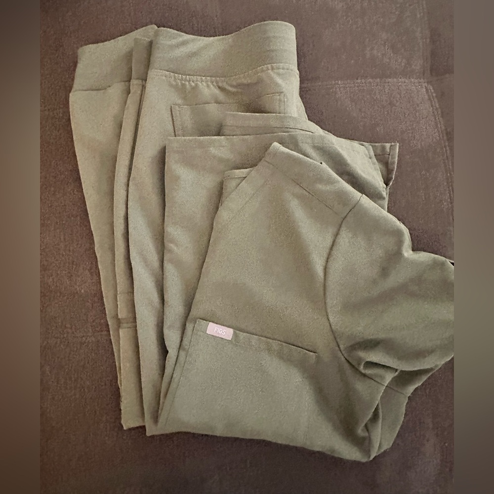 FIGS Scrub Set- Olive Green